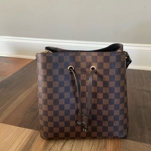 Checkered bucket bag.